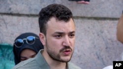 Махмуд Халиль в кампусе Колумбийского университета в Нью-Йорке, 29 апреля 2024 года.