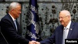 Isroil Prezidenti Reuven Rivlin muxolifat rahbari Benni Gansga koalitsion hukumat tuzishni taklif etmoqda, Quddus shahri, 23-oktabr, 2019-yil 