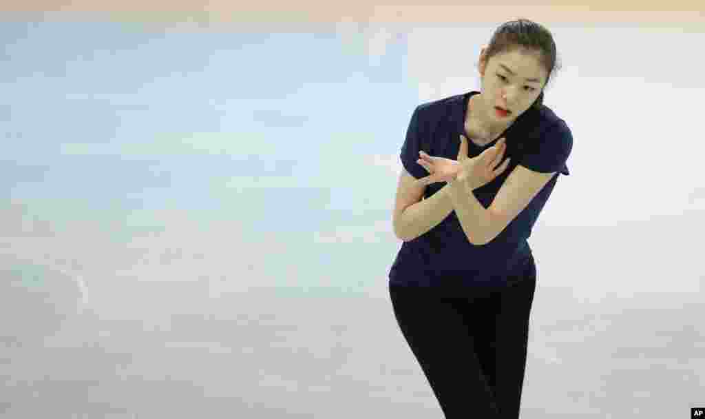 올림픽 여자 피겨스케이팅 2연패를 노리는 한국 대표팀 김연아 선수가 17일 연습링크에서 훈련 중이다.