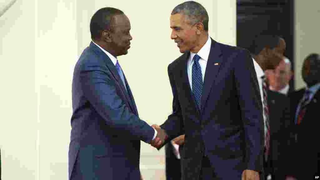 Le président Barack Obama serre la main du président kenyan Uhuru Kenyatta avant la réunion bilatérale, Nairobi, 25 juillet 2015. 