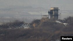 非軍事區停戰村板門店附近，北韓士兵在瞭望塔觀望南韓一側 (資料圖片)