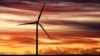 Se observa la salida del sol detrás de un molino de viento antes de la visita del presidente estadounidense Joe Biden a CS Wind, el fabricante de torres eólicas más grande del mundo, el 29 de noviembre de 2023, en Pueblo, Colorado, EEUU.