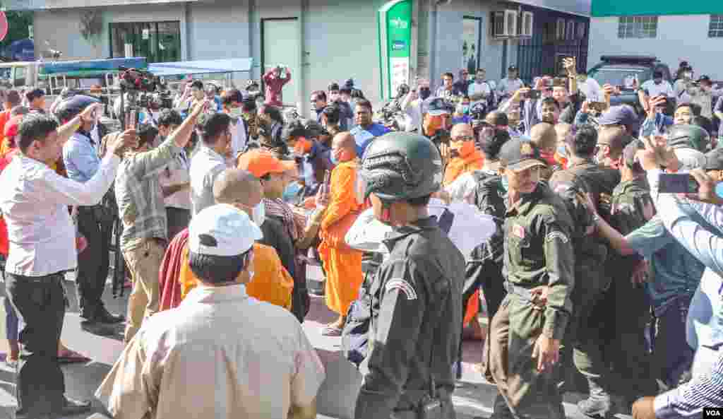 ទិដ្ឋភាពនៃការជួបជុំ ដើម្បីប្រារព្ធខួបបួនឆ្នាំនៃឃាតកម្មលើលោក កែម ឡី នៅបរិវេណស្ថានីយ៍ប្រេងឥន្ធនៈកាល់តិច ស្តុបបូកគោ រាជធានីភ្នំពេញ ថ្ងៃទី៨ ខែក្កដា ឆ្នាំ២០២០។ (ខាន់ សុគុំមនោ/វីអូអេ)