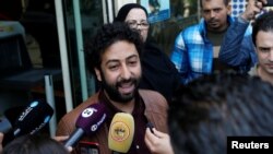 Le journaliste et activiste Omar Radi s'adresse aux médias devant le tribunal à Casablanca, au Maroc, le 12 mars 2020.