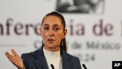 ARCHIVO - La presidenta mexicana Claudia Sheinbaum ofrece una conferencia de prensa desde el Palacio Nacional en la Ciudad de México, el 2 de octubre de 2024, la mañana siguiente a su toma de posesión. 
