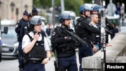 Des gendarmes et des policiers français déployés après une attaque près de la cathédrale Notre-Dame de Paris, France, 6 juin 2017. 