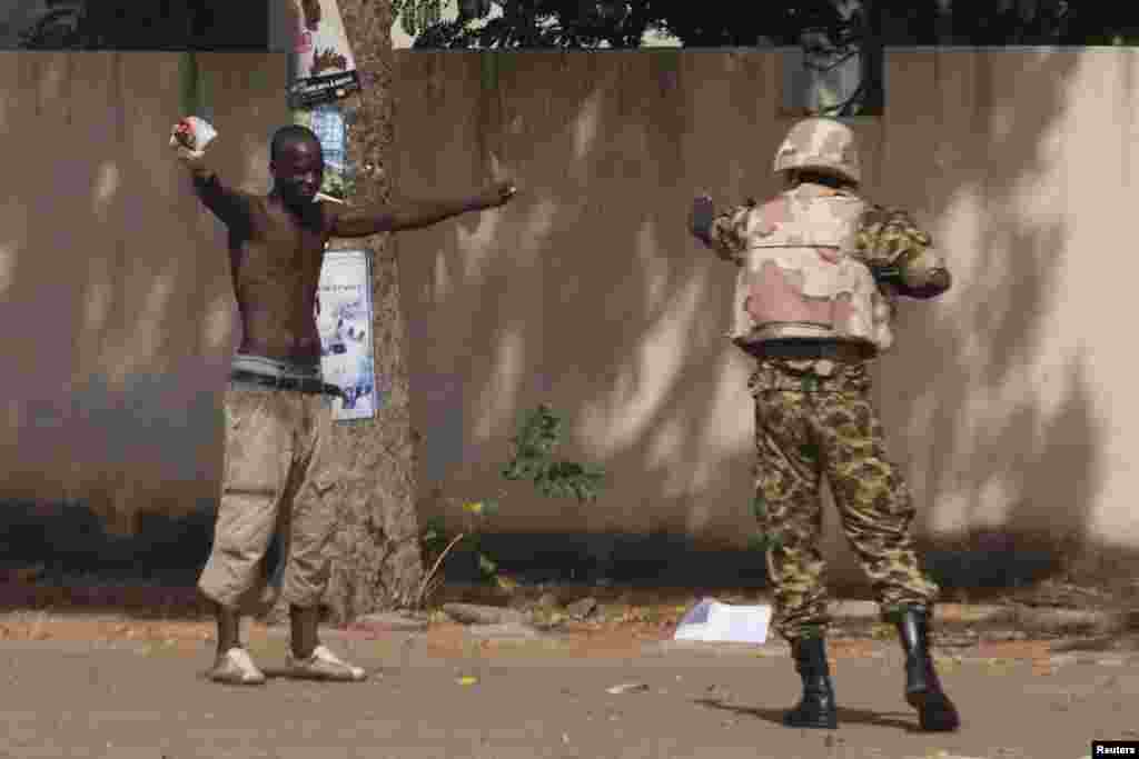 L’armée et les forces de sécurité ont tenté de rétablir l’ordre après une vague des manifestations dont le point le culminant était l’incendie du parlement jeudi le 30 octobre 2014, contraignant le président Blaise Compaoré à la démission vendredi 31 octobre 2014 après 27 années de règne.