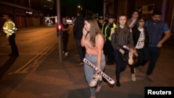 Para penonton konser tampak meninggalkan the Manchester Arena di utara Inggris di mana penyanyi AS, Ariana Grande, sebelumnya tampil di Manchester, Inggris, 22 Mei 2017 (foto: REUTERS/Jon Super)