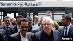 Utusan Khusus PBB untuk Yaman, Martin Griffiths (tengah), tiba di Sana'a, Yaman, 2 Juli 2018.