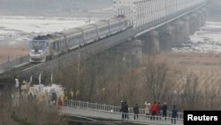 경의선 남측 최북단역인 도라산역에서 서울역으로 향하는 기차가 임진강 철교를 건너고 있다.