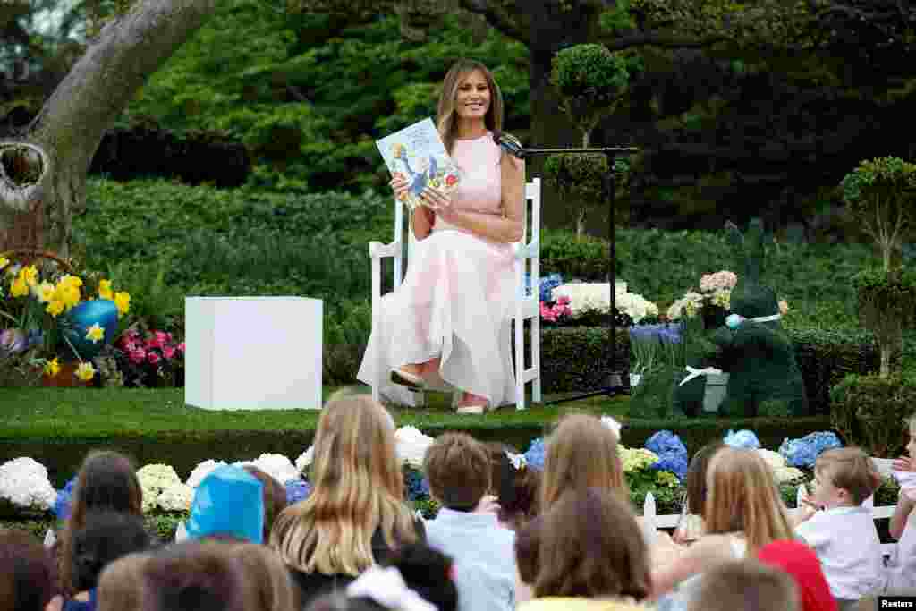 La première dame, Melania Trump, lit le livre 'Party Animals' de Kathy Lee Gifford lors du 139ème Easter Egg Roll sur la pelouse de la Maison Blanche à Washington, le 17 avril 2017.