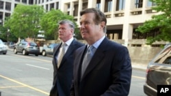 Paul Manafort, ex jefe de campaña del presidente Donald Trump, comparece ante una corte en Alexandria, Virginia, el martes, 31 de julio de 2018. 12 jurados y 4 alternos fueron elegidos poco antes del inicio de la audiencia.