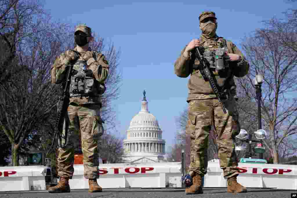 La Guardia Nacional vigila el Capitolio, el jueves 4 de marzo de 2021, en Washington. La policía del Capitolio dice que ha descubierto inteligencia de un "posible complot" de un grupo de milicia. l