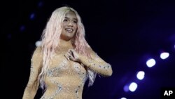 ARCHIVO - Karol G se presenta como parte de la gira "Mañana Sera Bonito" en el Estadio Azteca de la Ciudad de México, el jueves 8 de febrero de 2024. (Foto AP/Eduardo Verdugo, Archivo)