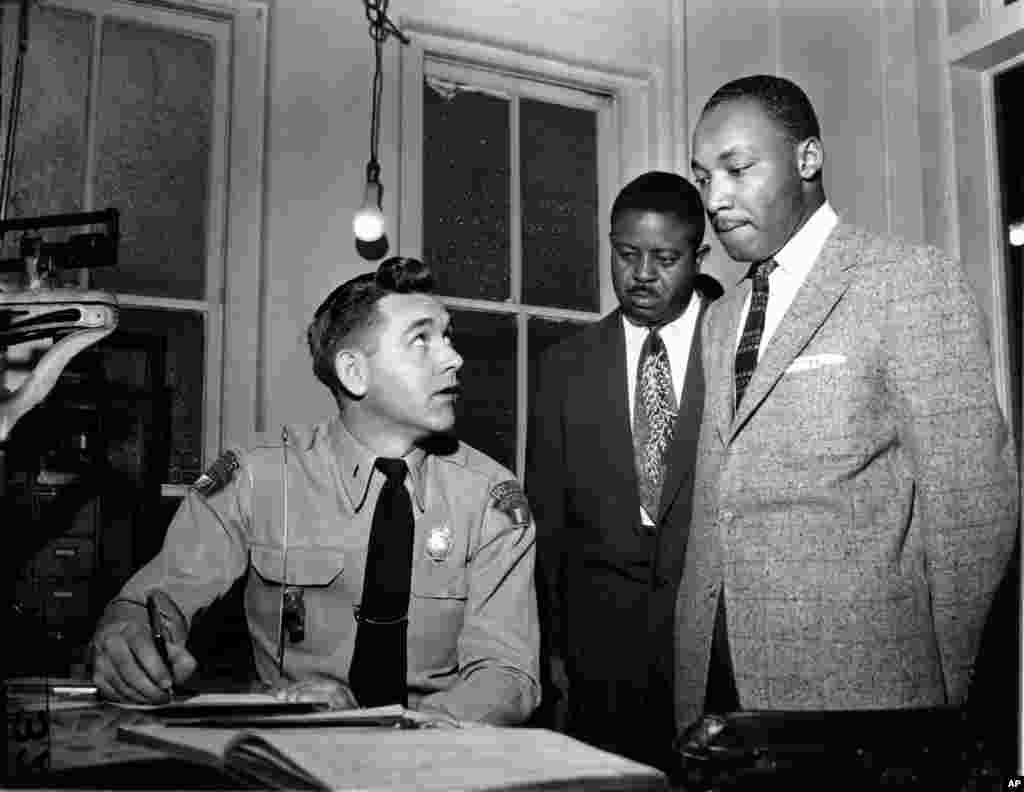 Martin Luther King, Jr., ditemani oleh Rev. Ralph D. Abernathy saat dicatat oleh polisi Lt. D.H. Lackey di Montgomery, Alabama, 23 Februari 1956.