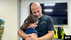 En esta foto divulgada por el Ejército israelí, la rehén liberada por Hamás Hila Rotem-Shoshani, de 13 años, abraza a su tío en un hospital de Israel el 26 de noviembre de 2023.