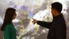 23일 한국 기상청 직원들이 천리안 위성으로 관측된 한반도의 황사를 살펴보고 있다. 푸른색으로 표시된 부분은 황사를 나타내고, 붉은 점은 중국에서 황사가 관측된 지점을 나타낸다.