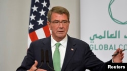Menteri Pertahanan AS Ash Carter dalam konferensi pers di London (15/12). (Reuters/Hannah McKay)