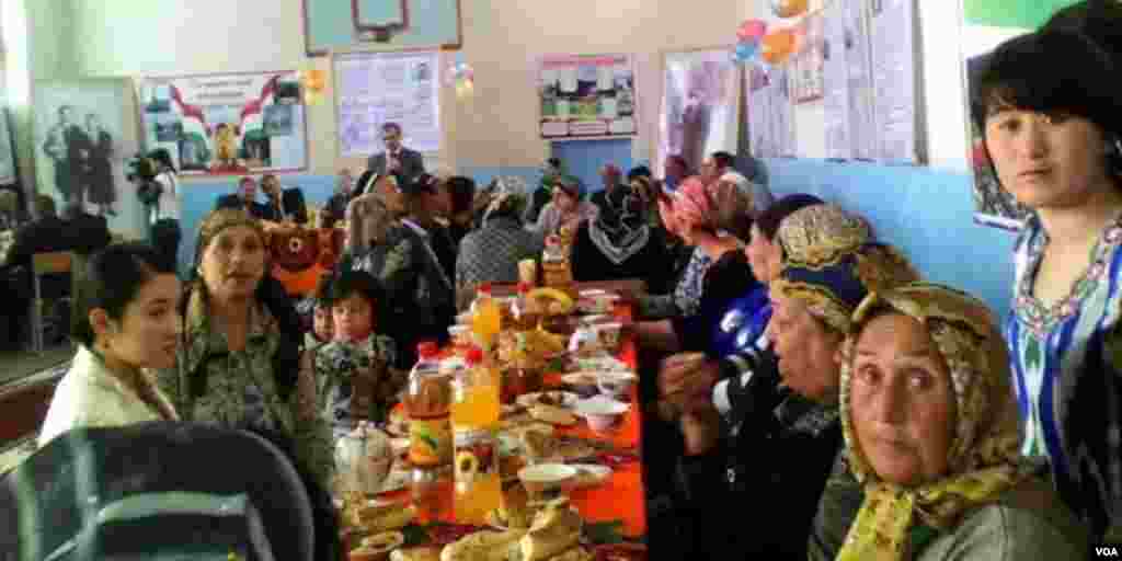 Bu orada Sho'rqo'rg'on qishlog'idagi maktab sport zalida shoir ijodiga bag'ishlangan adabiy-badiiy xotira kechasi boshlandi