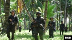 L'armées philippines et américaines s'entraînent dans la forêt, les Philippines, le 3 juillet 2012.