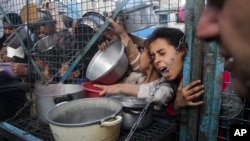 Palestinos hacen fila para recibir alimentos gratis en el campamento de refugiados de Jabaliya, el lunes 18 de marzo de 2024, en la Franja de Gaza.