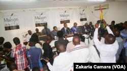 Le président de la CENI et les représentants de l'OIF devant les journalistes à Conakry, Guinée, le 21 Octobre 2019. (VOA/Zakaria Camara)
