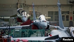 Une vue de la ligne d'assemblage de l'avion de combat Rafale dans l'usine de l'avionneur français Dassault Aviation à Mérignac près de Bordeaux, Sud-Ouest de la France, le 10 janvier 2014.