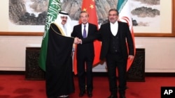 علی شمخانی، دبیر شورای عالی امنیت ملی جمهوری اسلامی ایران (راست)، با مساعد بن محمد العیبان، مشاور امنیت ملی عربستان سعودی (چپ)، و وانگ یی، عالی‌رتبه‌ترین دیپلمات چین (وسط) در یک نشست غیرعلنی در پکن که روز شنبه ۲۰ اسفند ۱۴۰۱ برگزار شد، دست می‌دهند.