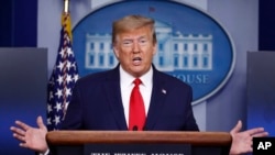 美国总统特朗普18日在白宫例行记者会上讲话。