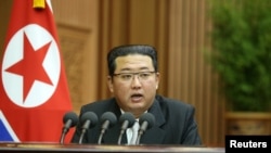 El líder norcoreano Kim Jong Un pronuncia un discurso el 30 de septiembre de 2021.