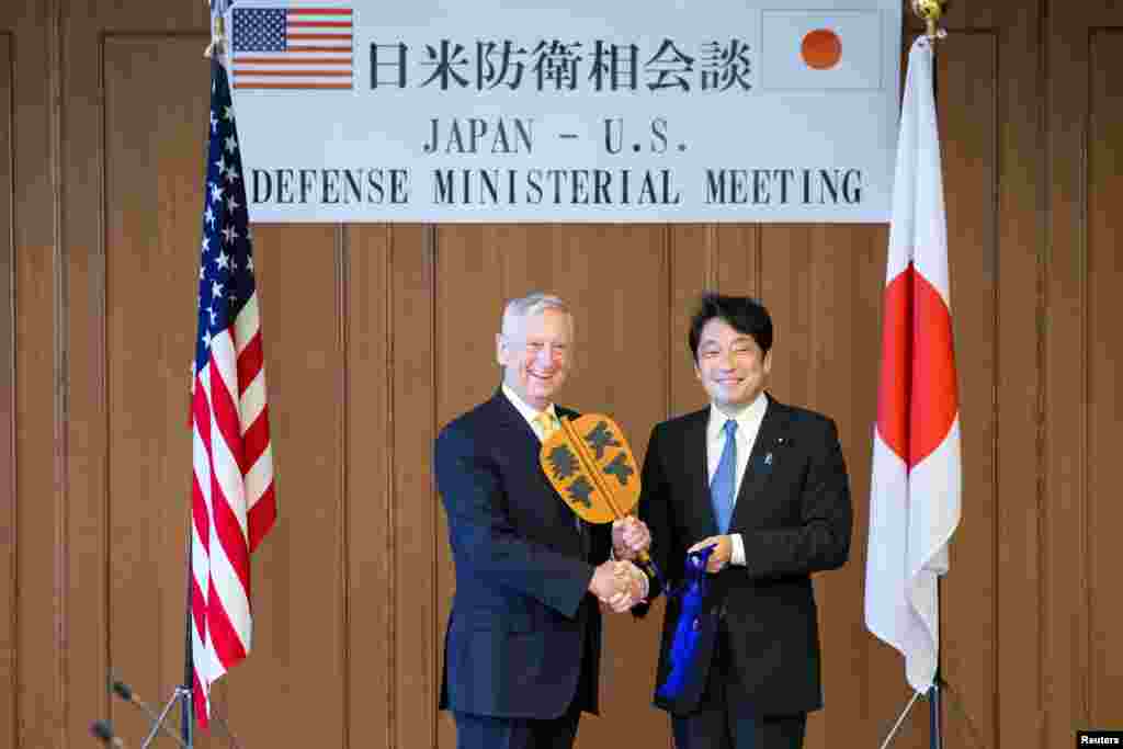美国国防部长马蒂斯在东京与日本防卫相小野寺五典举行会谈(2018年6月29日)。 小野寺说,美国同意继续与日本举行联合军演。 马蒂斯还多次提到被朝鲜绑架的日本人问题,他提到小野寺五典胸前佩戴的蓝丝带说:“我注意到你佩戴的蓝丝带,我们与你们同在”。马蒂斯还让日方放心,被绑架的日本人问题会在与朝鲜的讨论中经常提及。