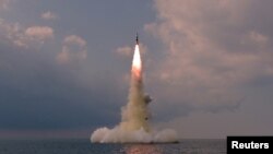 북한 조선중앙통신이 지난 19일 공개한 신형 잠수함발사탄도미사일(SLBM) 시험 발사 장면.