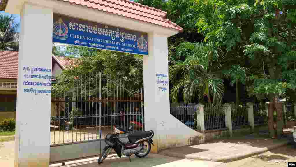 ការិយាល័យបោះឆ្នោតឃុំសង្កាត់នៅក្នុងសាលាបឋមសិក្សាស្លាកែត នៅភូមិជ្រៃកោង សង្កាត់ស្លាកែត ក្រុងបាត់ដំបង នៅថ្ងៃទី៤ ខែមិថុនា ឆ្នាំ២០១៧។ (អ៊ិត សូធឿត/VOA)
