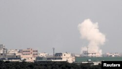 La fumée monte après une frappe aérienne à Saraqeb dans la province d'Idlib, en Syrie, le 28 février 2020. REUTERS/Umit Bektas