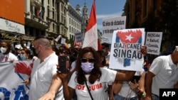 Manifestantes marchan por la Gran Vía de Madrid el 25 de julio de 2021 en apoyo a las protestas antigubernamentales que se llevaron a cabo en Cuba.