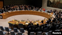 Anggota Dewan Keamanan PBB melakukan voting untuk rancangan resolusi PBB yang meminta pemilu presiden yang adil dan bebas di Venezuela, di Markas PBB di New York, 28 Februari 2019. 