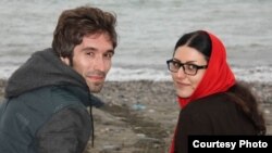 آرش صادقی،‌ زندانی سیاسی سابق در کنار همسر خود گلرخ ایرایی، فعال مدنی زندانی 