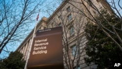 Кратењата се дел од сеопфатните напори на претседателот Доналд Трамп за намалување на бројот на вработени, насочени кон регулаторите на банките, шумските работници, научниците за ракети и десетици илјади други владини службеници. 