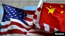 美中国旗在北京一家国际酒店前飘扬（路透社2010年2月4日）