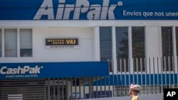Un vendedor de dulces pasa por una sucursal de Western Union en Managua, Nicaragua, el sábado 25 de febrero de 2023.