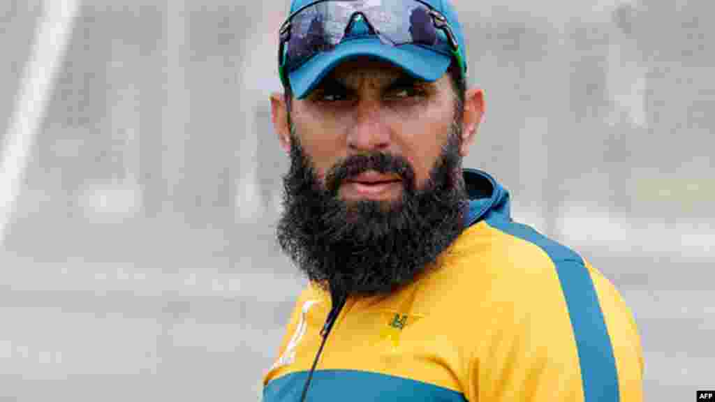 ہیڈ کوچ مصباح الحق ٹی ٹونٹی سیریز کے آغاز سے پہلے پاکستانی ٹیم کی کارکردگی کے لیے بہت پر امید ہیں۔ پاکستان سپر لیگ کے بعد یہ پاکستانی کرکٹ ٹیم کا پہلا بین الاقوامی دورہ ہے۔ 