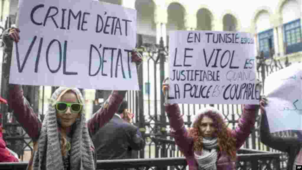 (Photo d'archives du lundi 31 mars 2014). Des tunisiennes manifestent devant le palais de justice où trois policiers font face à des accusations de viol d'une femme de 27 ans, à Tunis, Tunisie.