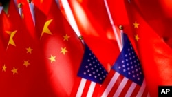 Američke i kineske zastave u Pekingu, 16. septembra 2018. (Foto: AP/Andy Wong)
