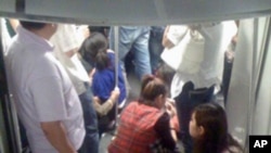 撞車後等待救援的乘客