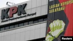 Sebuah banner berisi ajakan kepada seluruh warga untuk melawan korupsi dipasang di tembok kantor Komisi Pemberantasan Korupsi (KPK) di Jakarta (foto: dok). Komisi III DPR telah memilih lima pimpinan KPK periode 2015-2019 melalui pemungutan suara. 