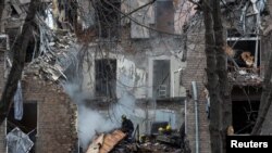 ARCHIVO - Los rescatistas trabajan en el lugar de un edificio de apartamentos alcanzado por un ataque con misiles rusos, en medio del ataque de Rusia a Ucrania, en Kryvyi Rih, región de Dnipropetrovsk, Ucrania, el 11 de noviembre de 2024.