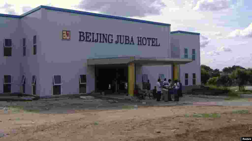 Les investisseurs chinois discutent à l’extérieur de l'hôtel Beijing, à Juba, au Sud-Soudan, 20 août 2007. 