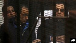 Misr sobiq rahbari Husni Muborak o'g'lilari bilan