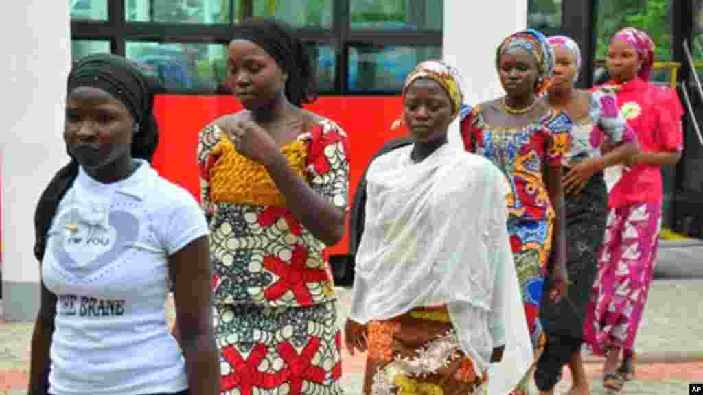 Des lycéennes qui ont échappé à l'enlèvement de l'école secondaire publique Chibok arrivent pour une rencontre avec le président du Nigeria Goodluck Jonathan, à Abuja, au Nigeria, le mardi 22 Juillet 2014. (AP Photo)