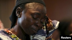 Hanatu Dauda, uwar daya daga cikin yara mata fiye da 200 da aka sace a garin Chibok ke nan a taron manema labarai akan yaran da aka yi a Legas 5 ga watan Yuni, 2014.